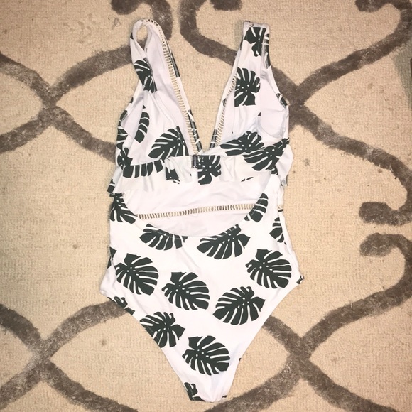 Cupshe swimsuit. Worn once. Size small - Picture 2 of 4